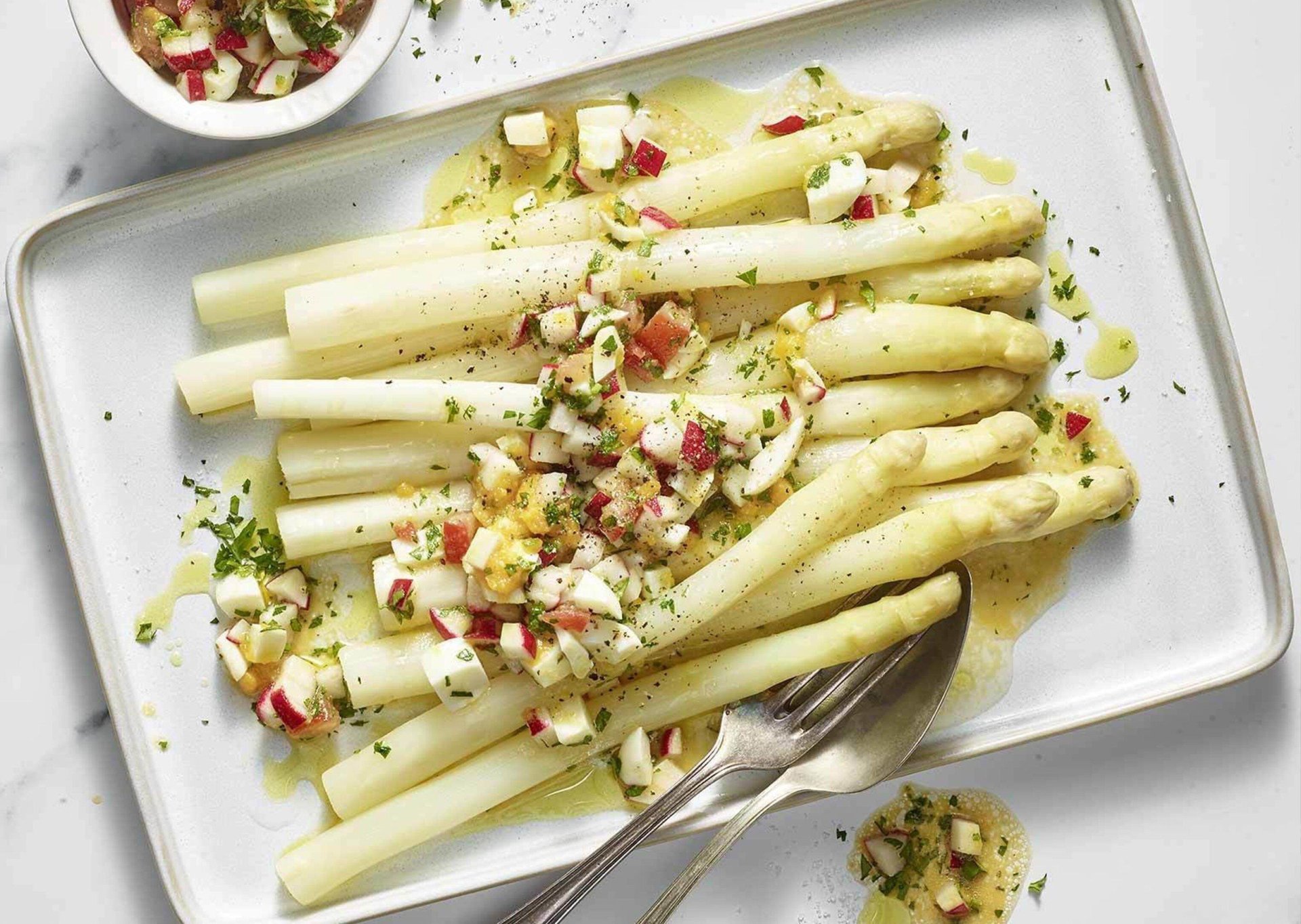 Fresh salad with canned asparagus, chickpeas, feta and herbs