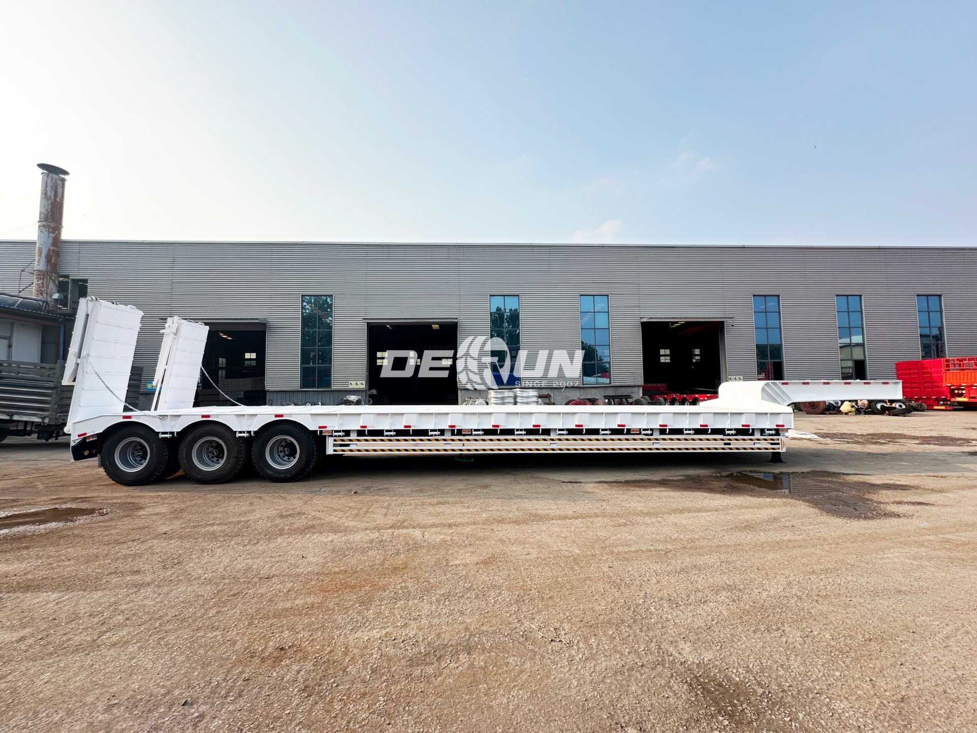 Lowbed Semi Trailer with Hydraulic Ladder4 Lowbed Semi Trailer with Hydraulic Ladder4