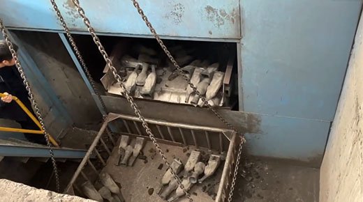 Excavator bucket teeth shake out production process