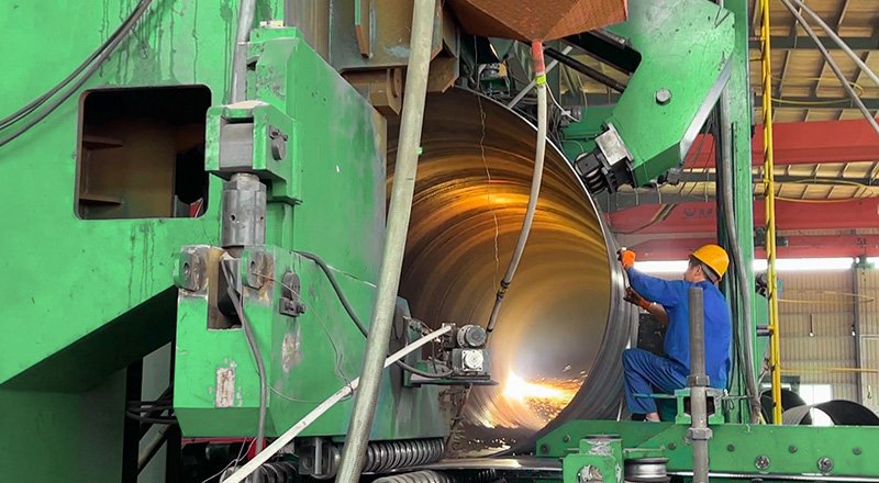 On site follow-up visit to spiral welded pipe machine customers, equipment operation is efficient and stable!