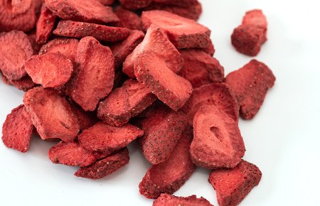 Organic strawberry slices of 5-7mm size freeze dried