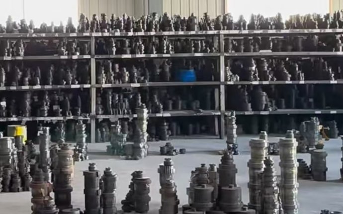 Key Molding Equipment In The Blow Blow Process