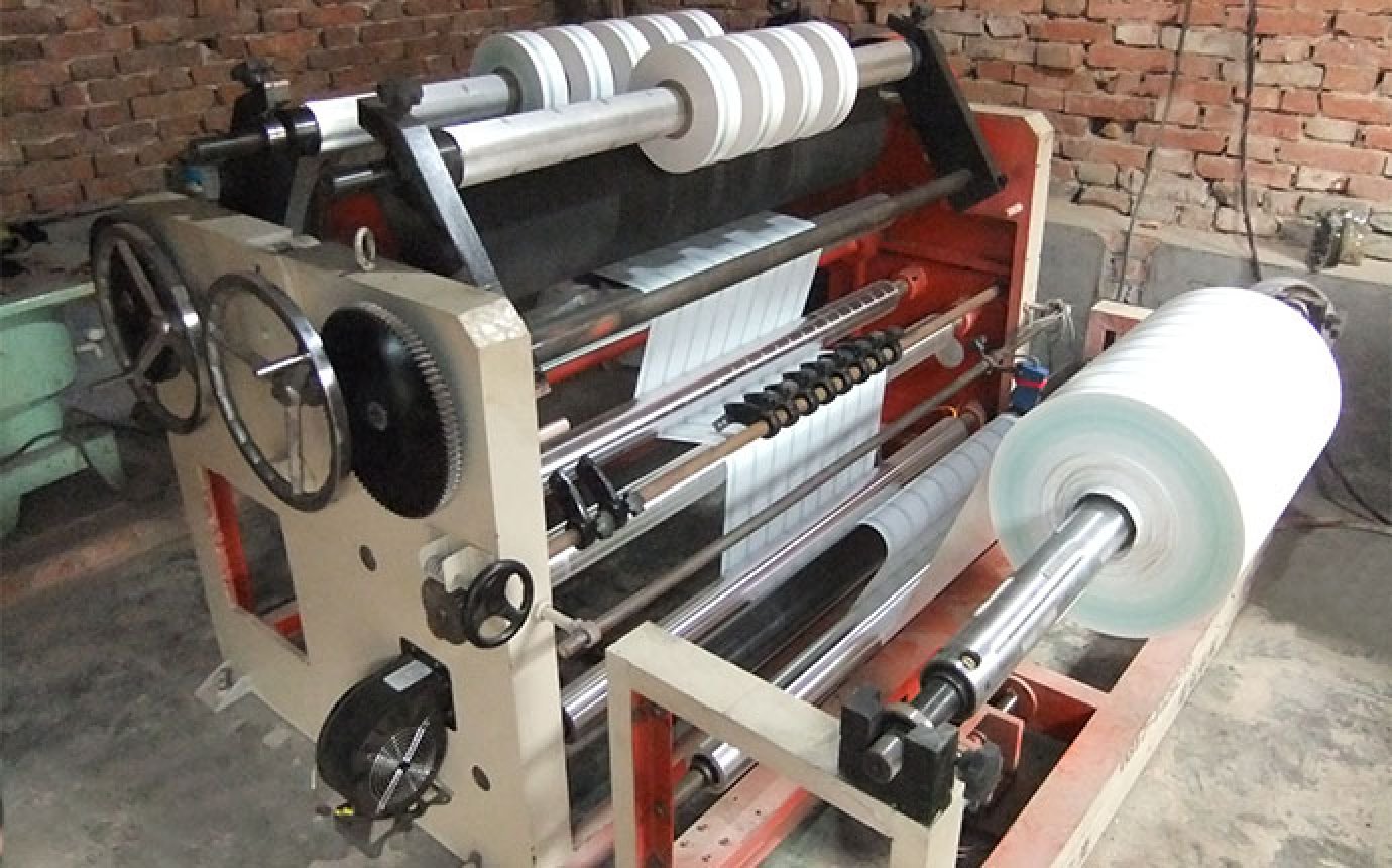 Plastic cutting machine