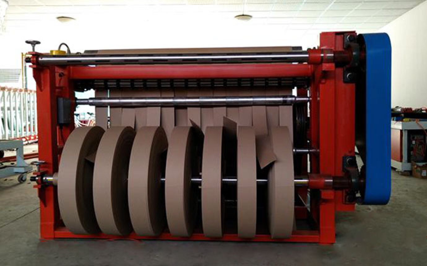 Plastic cutting machine