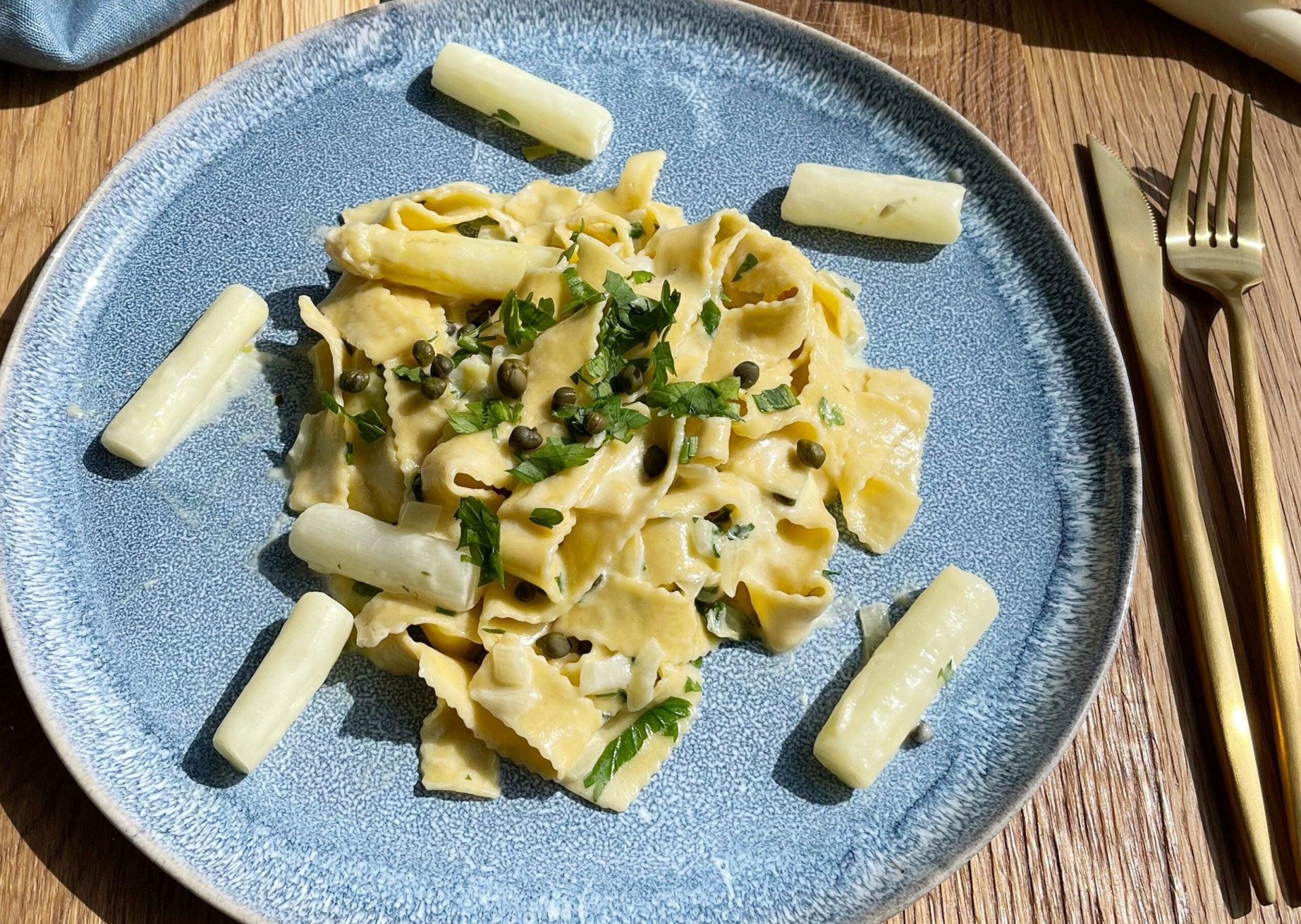 Creamy pasta with canned asparagus and Parmesan