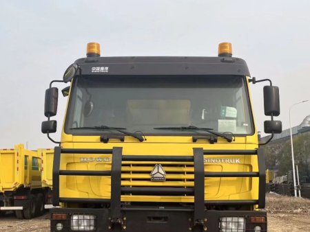 Le camion à benne basculante HOWO : force, efficacité et domination en matière de poids lourds