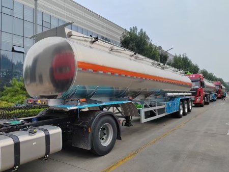 La différence entre un semi-remorque citerne à huile en alliage d'aluminium et en acier au carbone