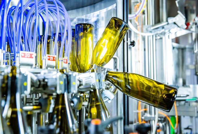 The difference between the wide mouth glass bottle of the manual machine and the assembly line process