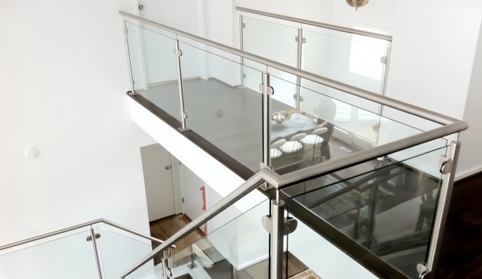 STAINLESS STEEL POST