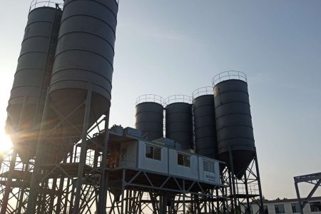 The HZS180 mixing plant plays an important role in the construction of large-scale projects