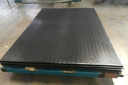 Which Livestock Mat Is Better: Hammer Pattern or Stud Pattern?