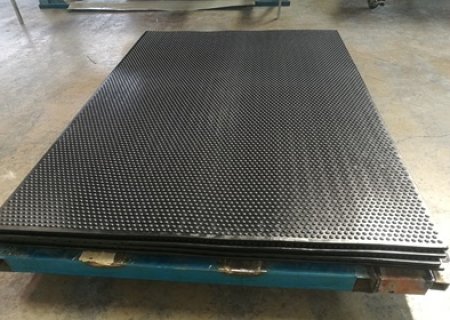 Which Livestock Mat Is Better: Hammer Pattern or Stud Pattern?