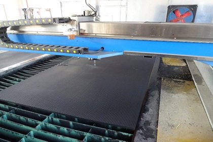 What Are The Benefits of Hammer Pattern Cow Mats For Cattle Barns?