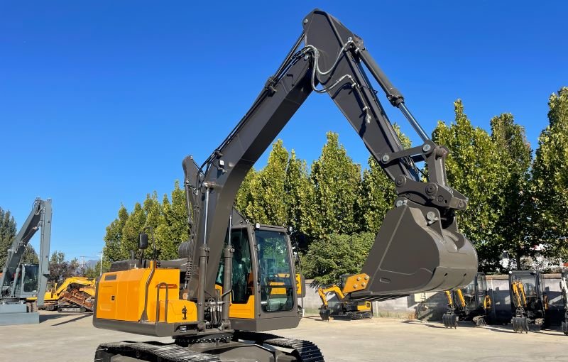 Presentamos la Excavadora Oruga APX75: Potencia y Precisión en una Solución