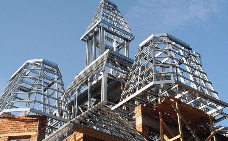 Edificio de varios pisos con estructura de acero