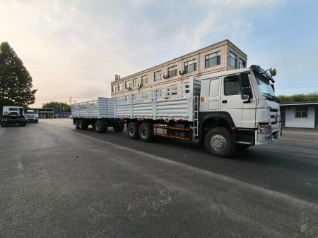 Грузовой автомобиль Sinotruk с прицепом-тягачом