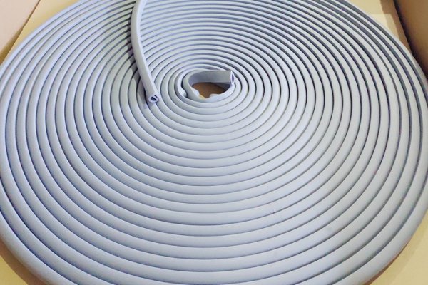 Refrigerator door gasket