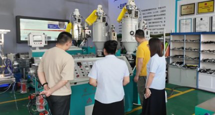 Customer visits for inspection+shipment of door seal equipment, to see the hot day of the factory