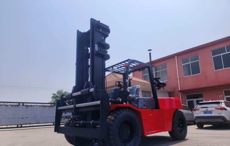 Heavy-Duty Efficiency: The 10 Ton Forklift with Dual Air Filters, High Exhaust, and Side Shift Fork Positioner