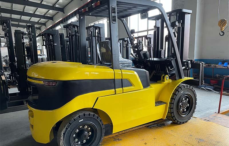 Carretillas elevadoras de 5 toneladas personalizadas para trabajar en contenedores.