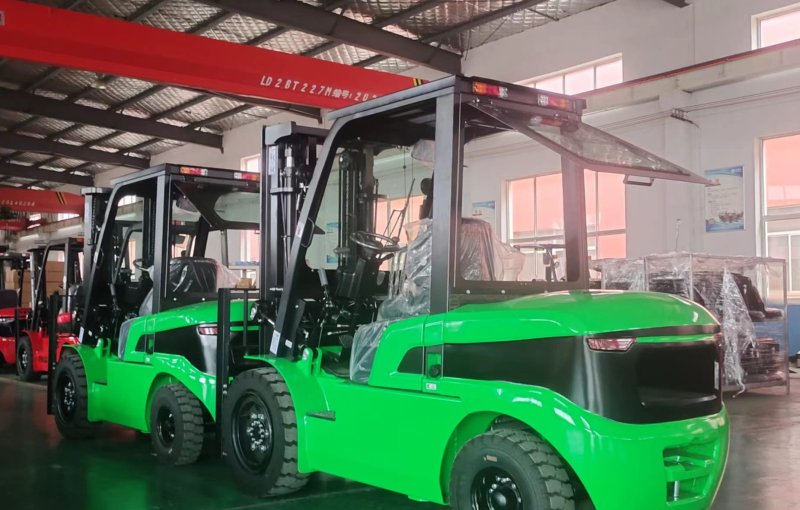 Carretilla elevadora ATLAPEX equipada con Mitsubishi S4S para clientes internacionales.