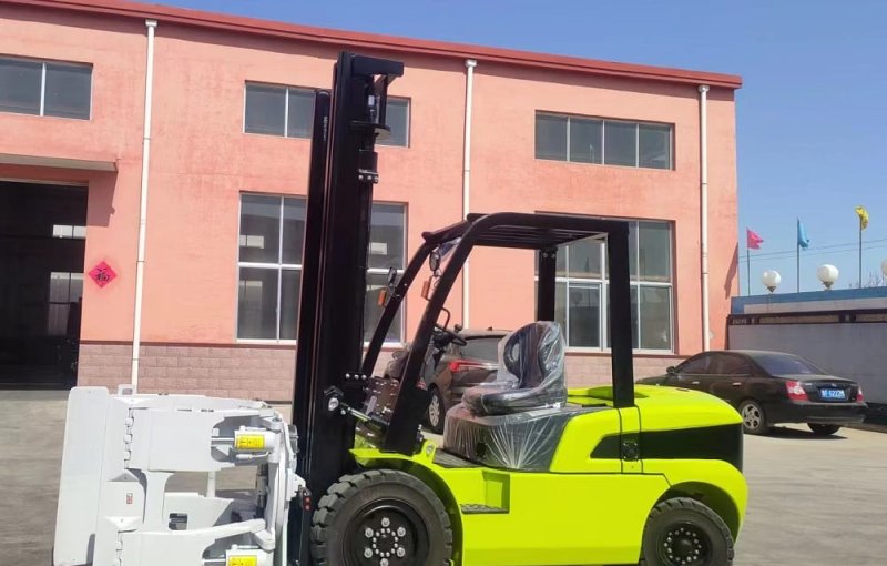 Carretilla elevadora eléctrica ATLAPEX de 3 toneladas con pinza para rollos de papel.