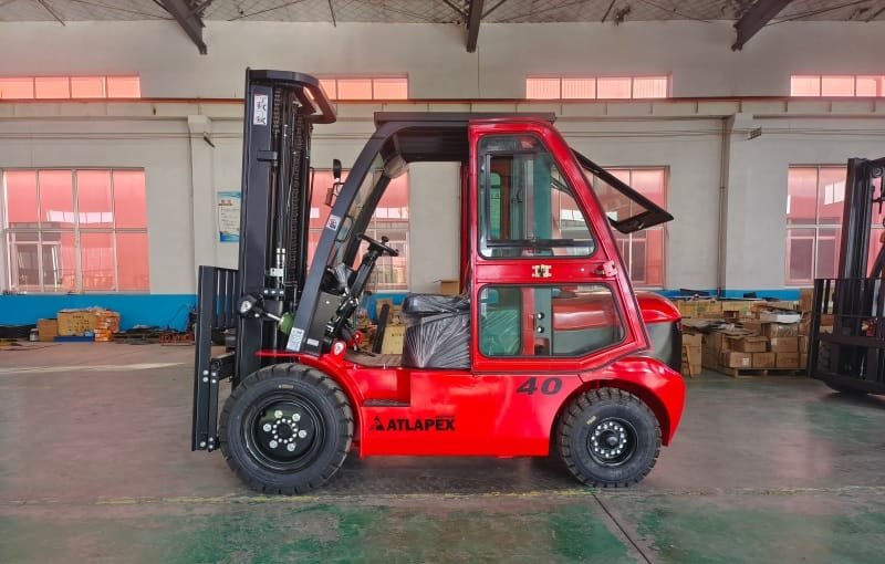 Carretilla elevadora personalizada de 4 toneladas con cabina totalmente cerrada.