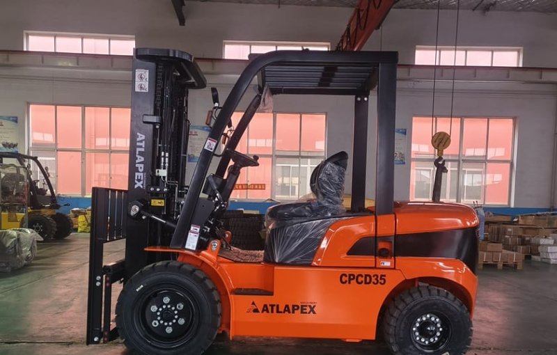 Montacargas diésel ATLAPEX CPCD35 de 3,5 toneladas con transmisión eléctrica, equipado con motor ISUZU C240 ​​para el mercado peruano.