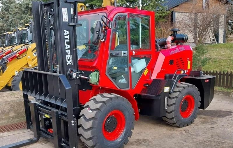 Carretilla elevadora todoterreno ATLAPEX Macedonia de 3 etapas, mástil de 4500 mm, 3,5 toneladas, cabina totalmente cerrada. Comentarios sobre la carretilla elevadora todoterreno Y35Q.