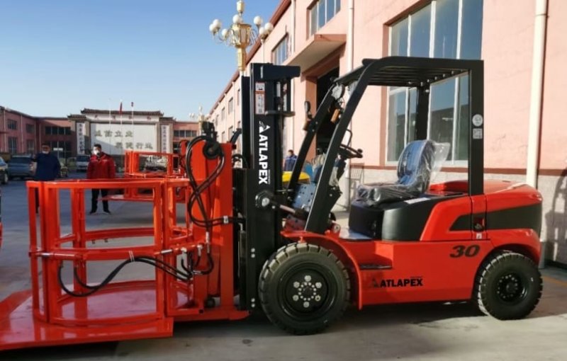 Carretilla elevadora equipada con pinza para maíz para mejorar la eficiencia del trabajo.