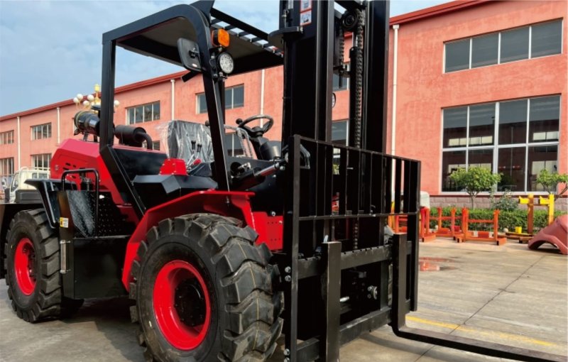 Carretilla elevadora todoterreno ATLAPEX con capacidad de carga de 3,5 toneladas.