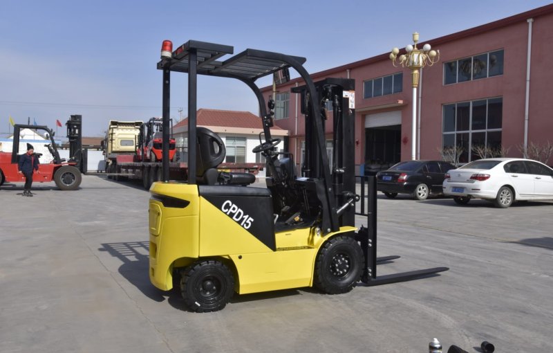 Se vende carretilla elevadora eléctrica/a batería Altapex CPD15 de 1500 kg.
