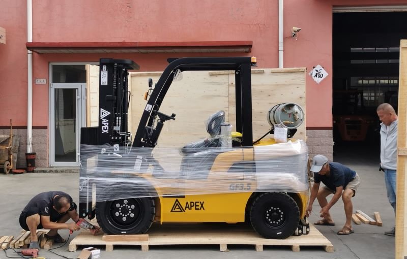 La carretilla elevadora ATLAPEX de 3,5 toneladas a GLP será entregada a los clientes.