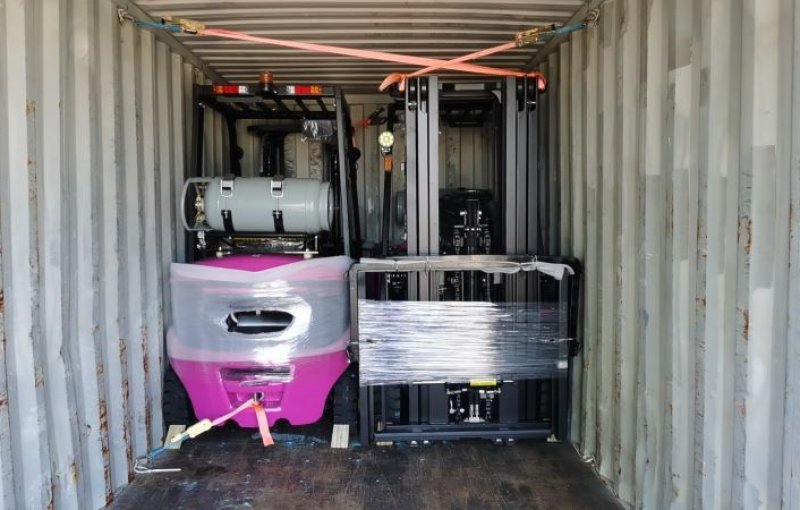 La carretilla elevadora de GLP de 2,5 toneladas que se entregará a los clientes está equipada con neumáticos macizos y un mástil de 3 × 4,5 metros.