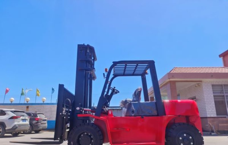 Precisión y potencia: la carretilla elevadora diésel de 7 toneladas con mástil de 2x3 metros y posicionador de horquillas.