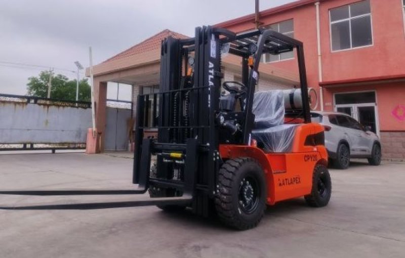 Flexibilidad de combustible dual: la carretilla elevadora de 2 toneladas para GLP y gasolina con mástil de 3x4 metros y desplazador lateral.