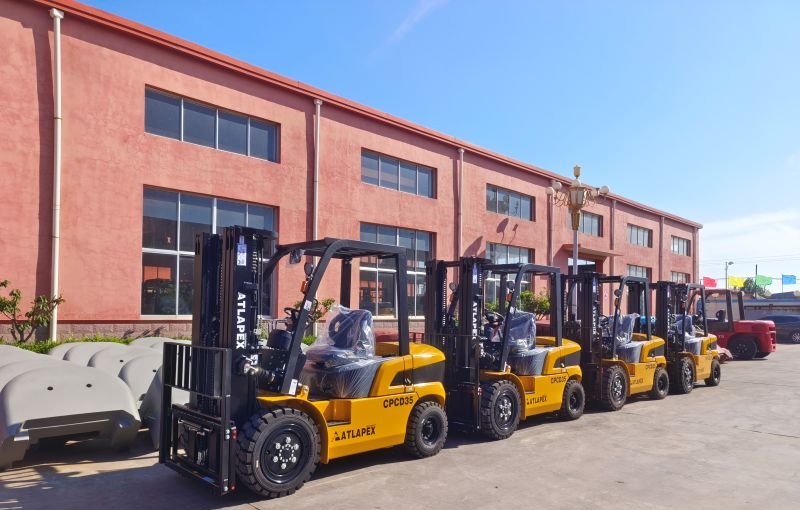 Optimización de la manipulación de materiales: La carretilla elevadora diésel de 3,5 toneladas con desplazador lateral y mástil de 3 × 4,5 m.