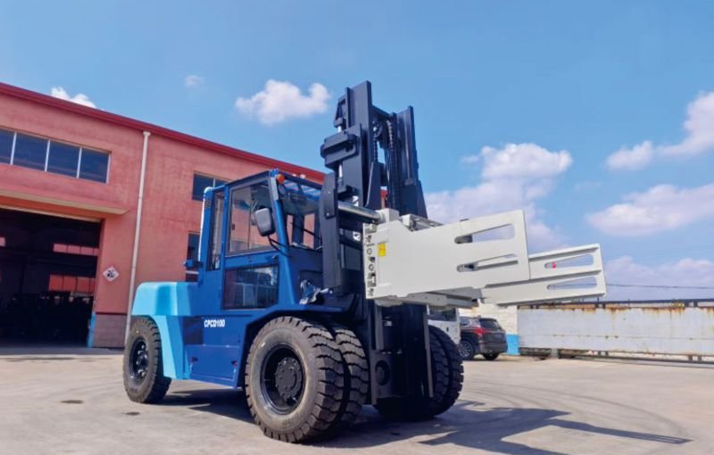 Precisión y potencia: la carretilla elevadora diésel de 10 toneladas con mástil de 2 × 3 m y accesorio de pinza.