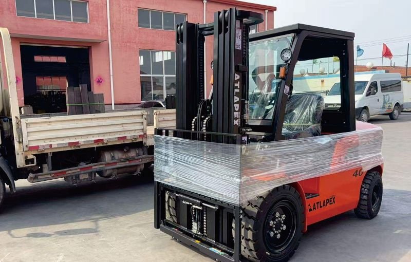 Versátil y potente: la carretilla elevadora diésel de 4 toneladas de ATLAPEX con motor Isuzu y opciones de cabina personalizables.