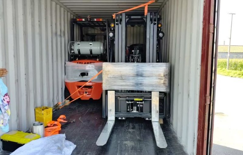 Carretilla elevadora antiexplosiva ATLAPEX de 2 toneladas para Zona 1, Grupo IIA, T1 450 °C: Manipulación vertical segura con mástil de 3 × 4 metros.