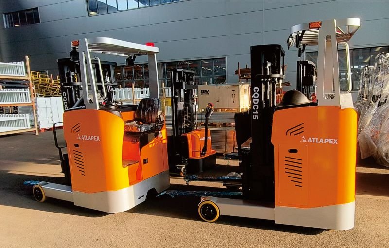 Carretilla elevadora eléctrica retráctil ATLAPEX de 1,5 toneladas con mástil de 4 metros y 3 etapas: Precisión con alimentación de litio para operaciones sentado.