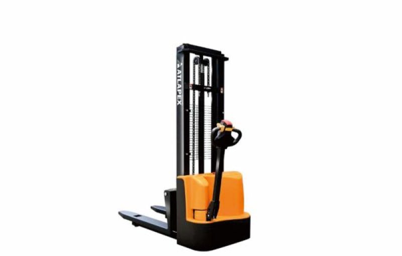 Apilador de palets de litio ATLAPEX de 1,5 toneladas con mástil de 4 metros y 3 etapas: Potencia compacta para una eficiencia vertical óptima.