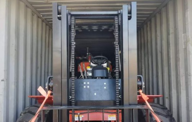 Carretilla elevadora todoterreno ATLAPEX de 3 toneladas con mástil de 3 metros y dos etapas: Conquista terrenos inestables con potencia y precisión.