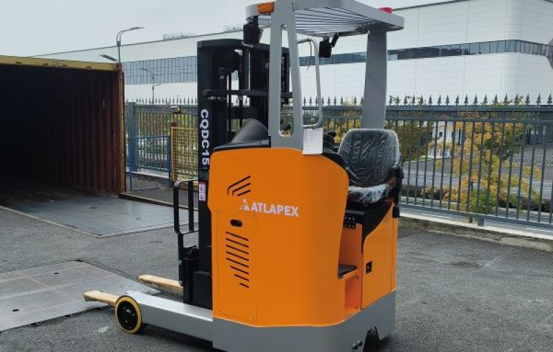 Altura de protección superior personalizada (2000 mm): Carretilla elevadora eléctrica retráctil de 1,5 toneladas y apilador de palets con mástil de 3 × 4 m para carga de contenedores.