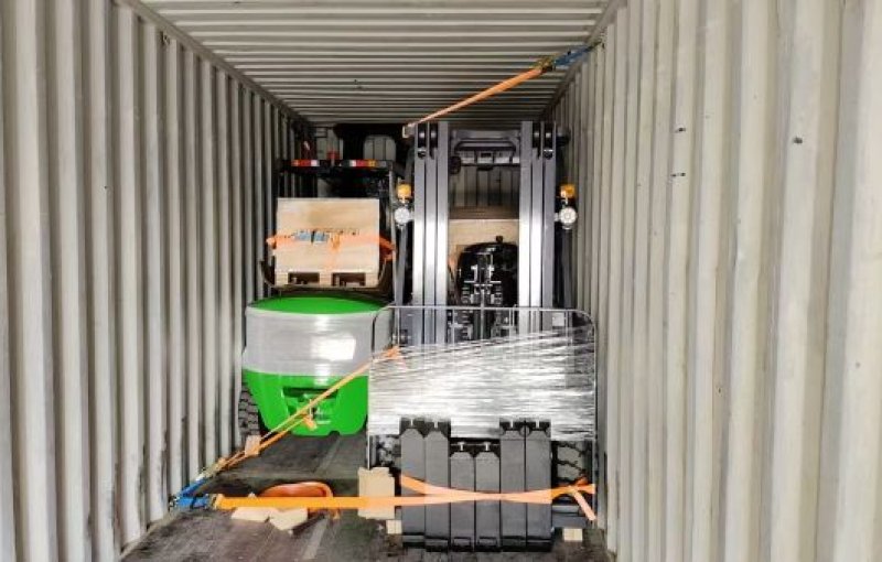 Carretilla elevadora diésel de 3,5 toneladas con mástil de 4,5 m y 3 secciones: optimizada para la carga de contenedores.