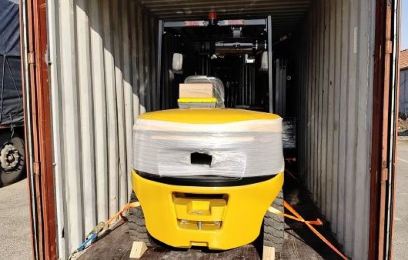 Carretilla elevadora diésel de 4 toneladas con motor XINCHAI C490BPG, mástil de 4,5 m de 3 etapas y desplazamiento lateral: potencia de precisión para la carga de contenedores.