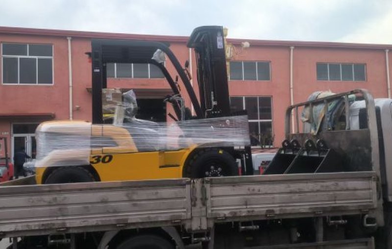 Entrega de carretillas elevadoras diésel personalizadas de 3 toneladas con motor XINCHAI C490BPG y mástil de 4,5 m y 3 etapas.