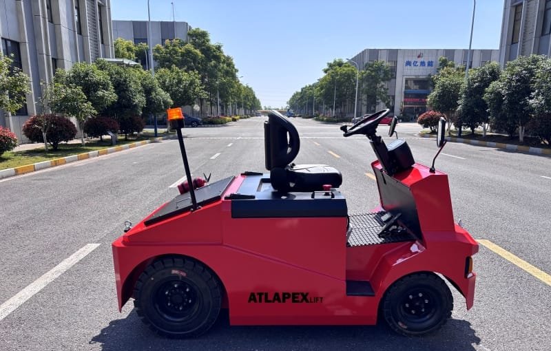 Tractor de remolque eléctrico con asiento ATLAPEX QDD60: solución para la manipulación de materiales pesados ​​de 6 toneladas.
