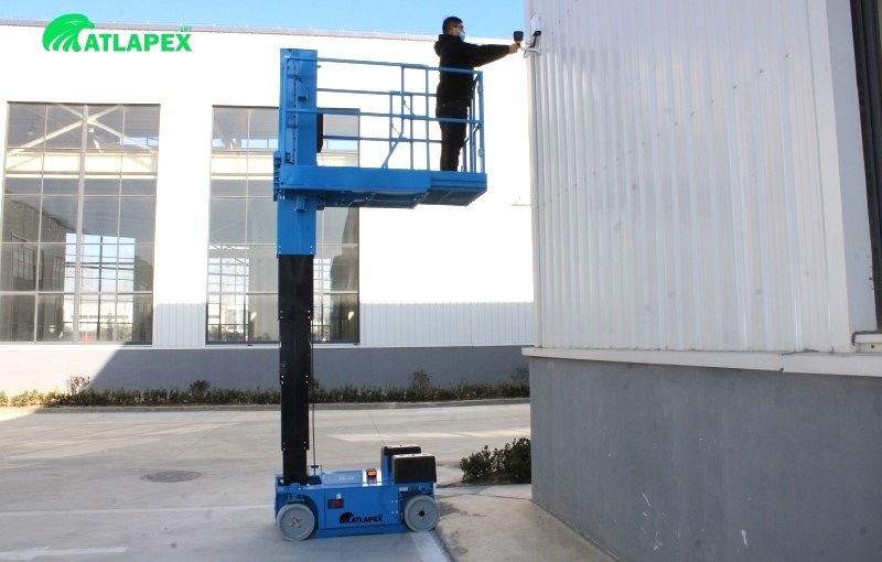 Nueva serie de plataformas elevadoras verticales autopropulsadas ATLAPEX de 5,6 a 8 m para trabajos aéreos en espacios reducidos.
