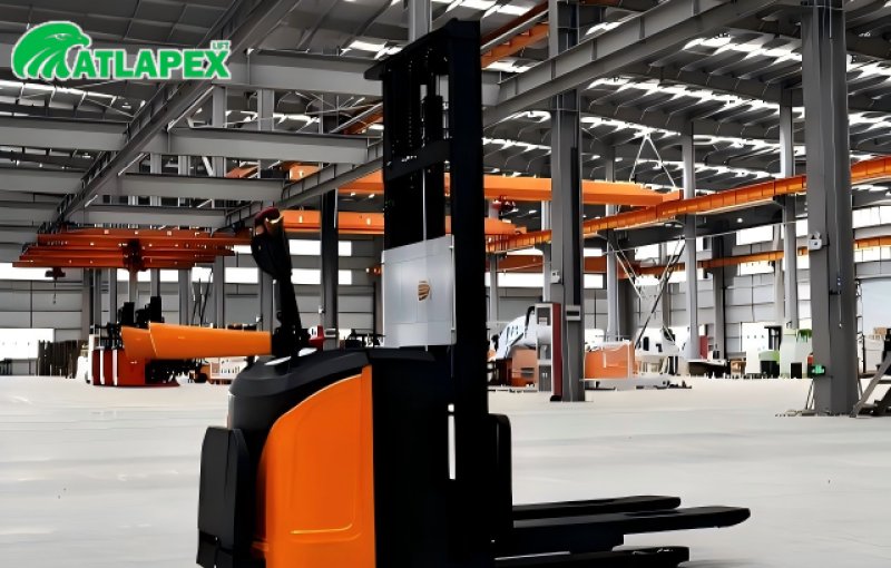 Apilador eléctrico de paletas con plataforma para operador ATLAPEX Serie CDD: optimice la eficiencia del almacenamiento y la manipulación en el almacén.